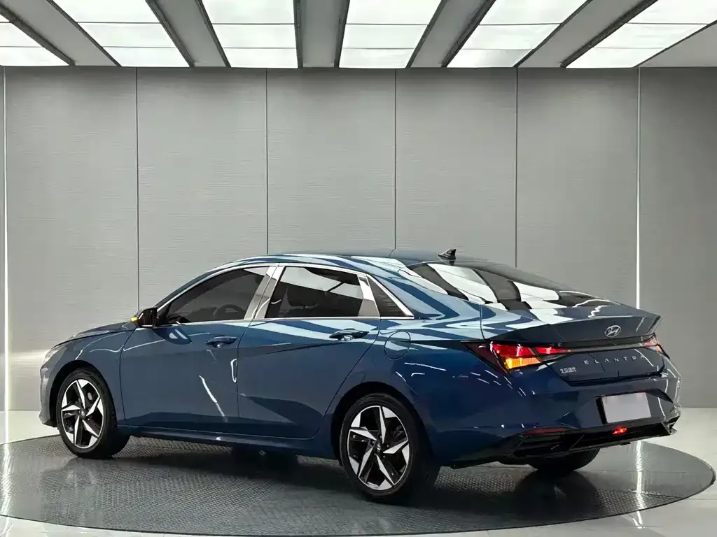 Hyundai Elantra — фото 3