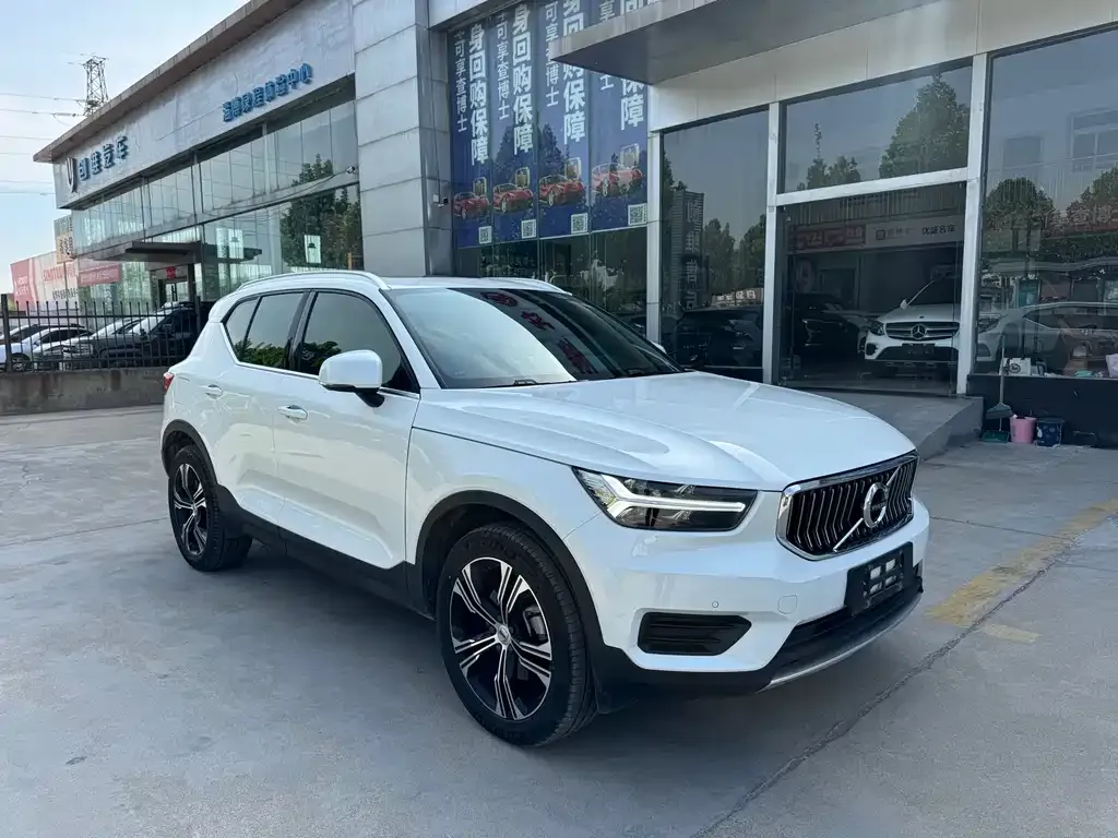 Volvo XC40 — фото 8