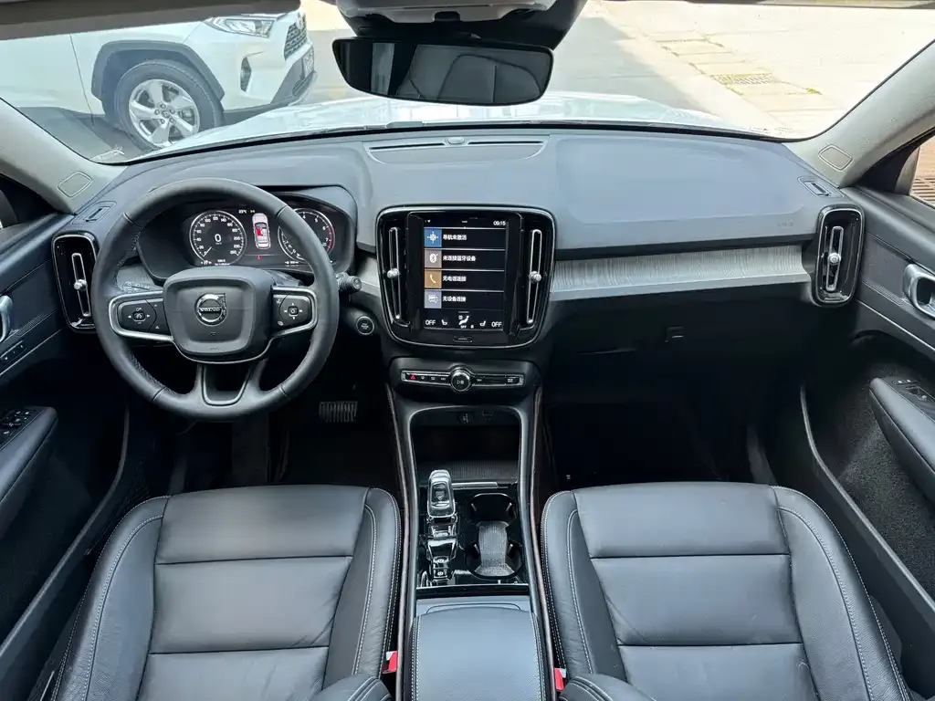 Volvo XC40 — фото 3