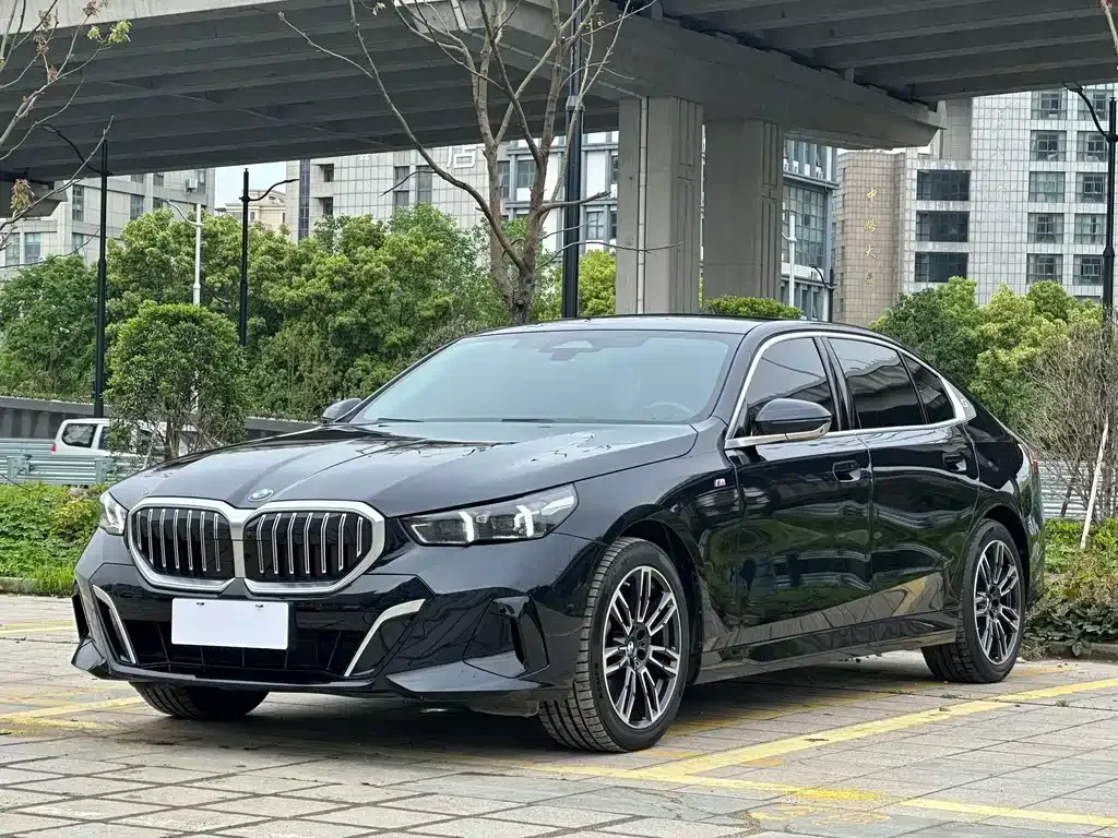 BMW 5 Series — фото 1