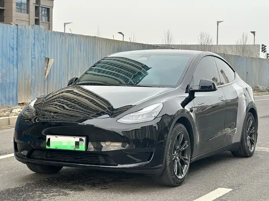 Tesla Model Y — фото 1