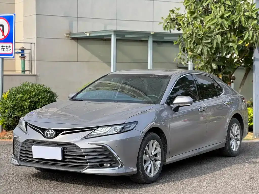 Toyota Camry — фото 1
