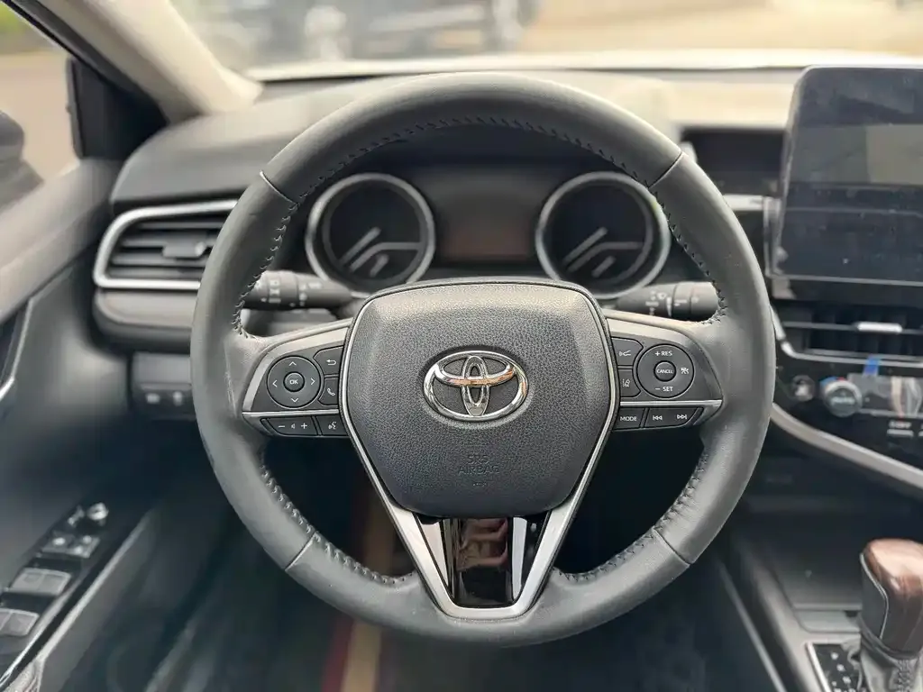 Toyota Camry — фото 9
