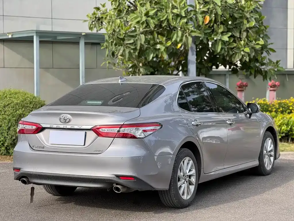 Toyota Camry — фото 4
