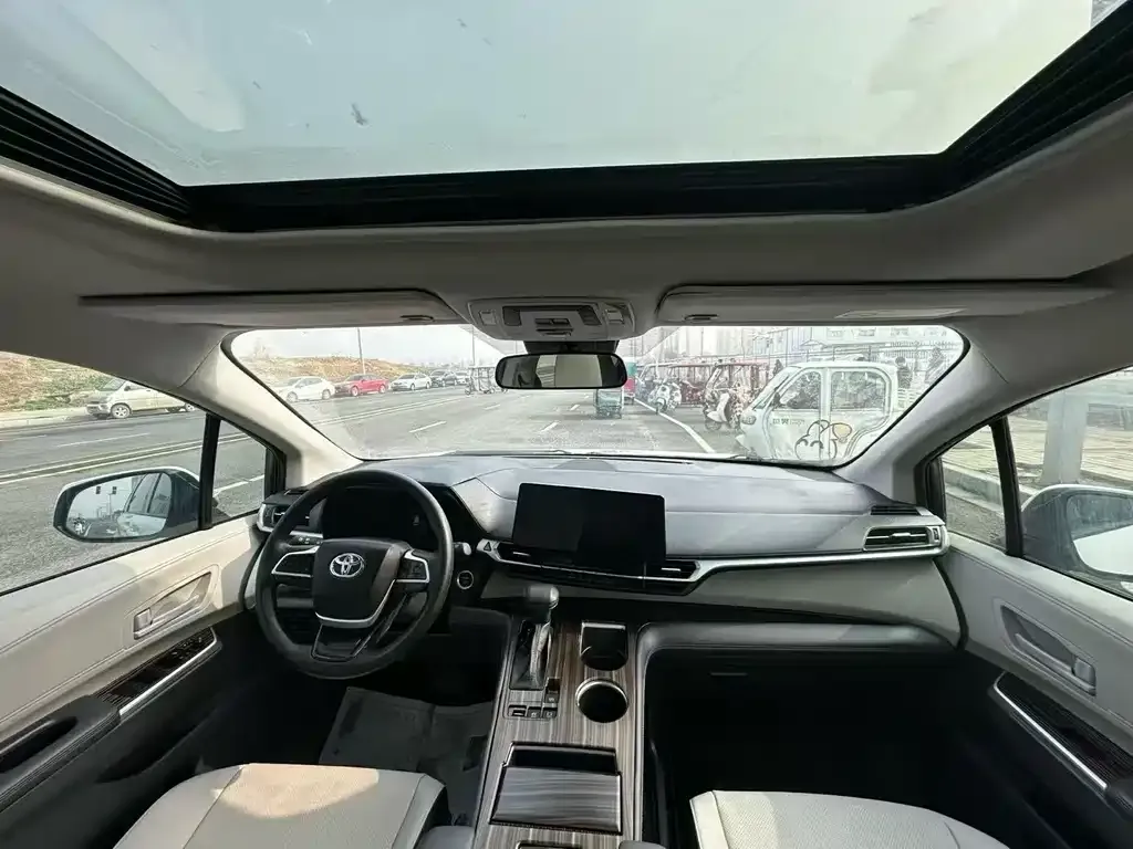 Toyota Sienna — фото 2
