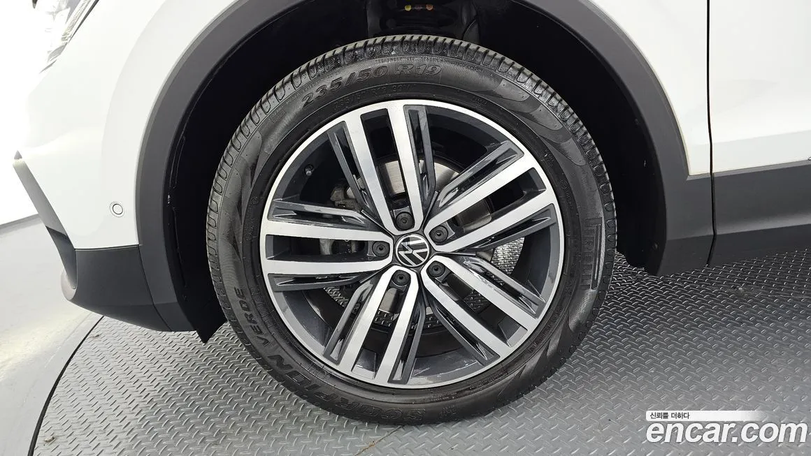 Volkswagen Tiguan — фото 10