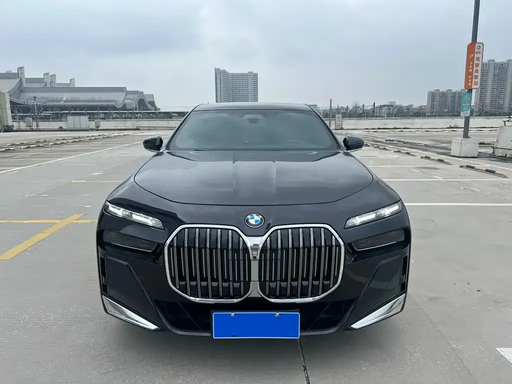 BMW 7 Series — фото 10