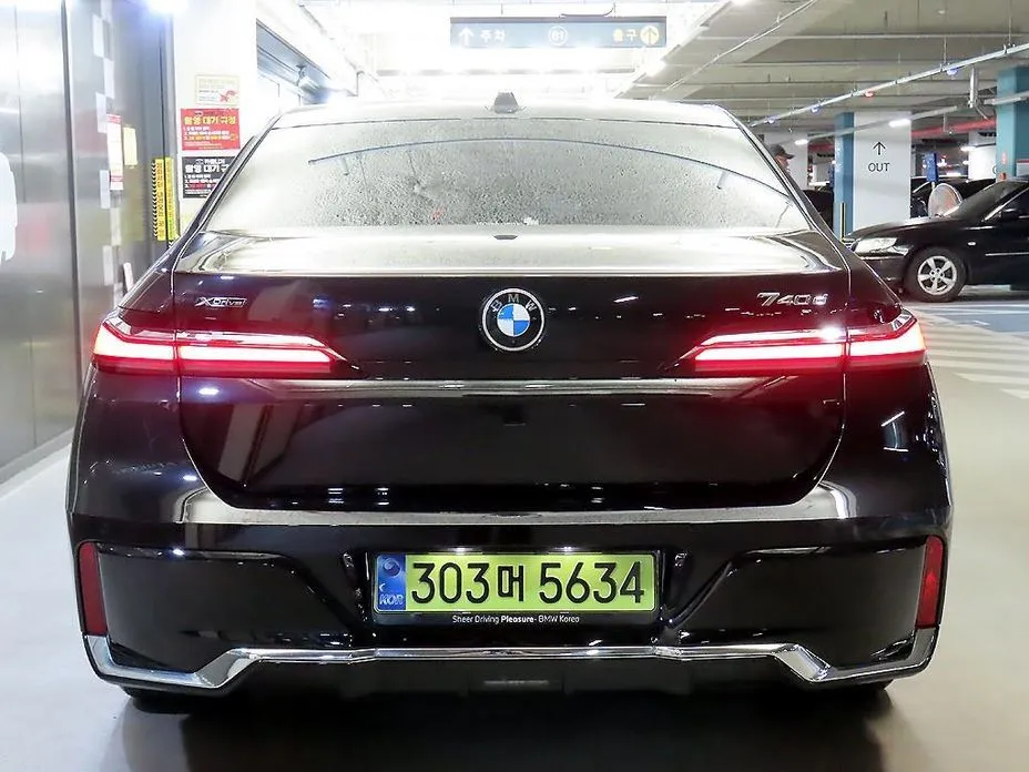 BMW 7-Series — фото 10