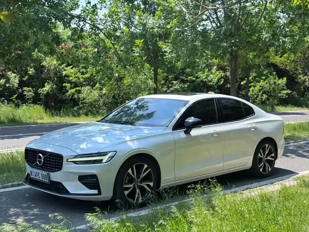 Volvo S60 — фото 1