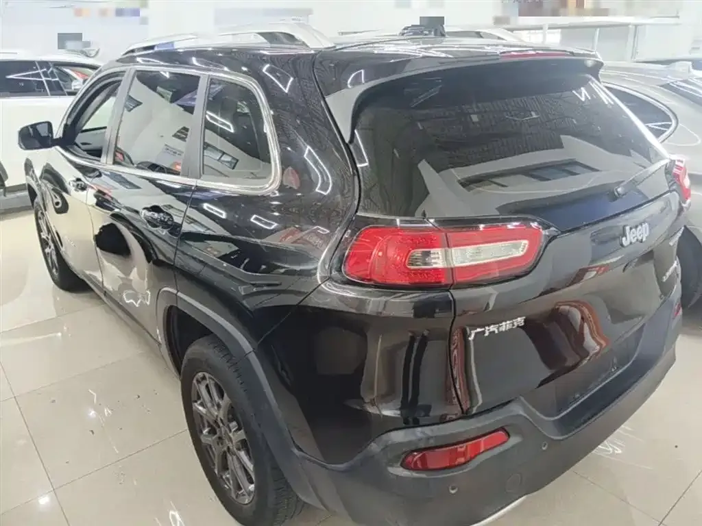 Jeep Cherokee — фото 5