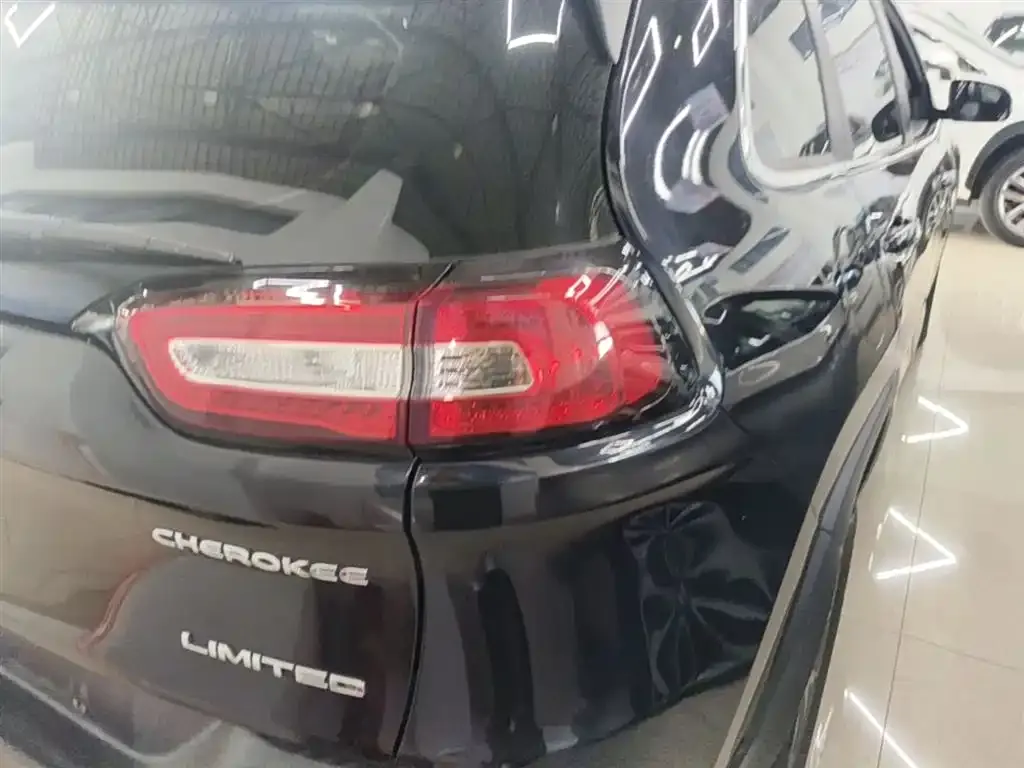 Jeep Cherokee — фото 2