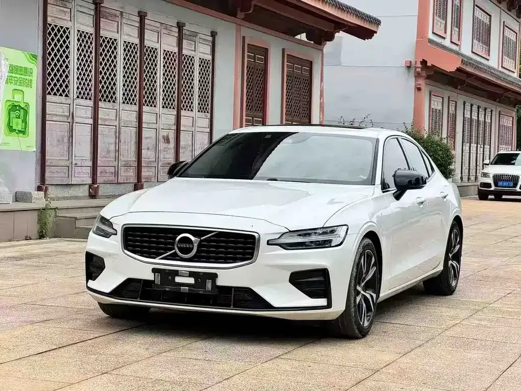 Volvo S60 — фото 1