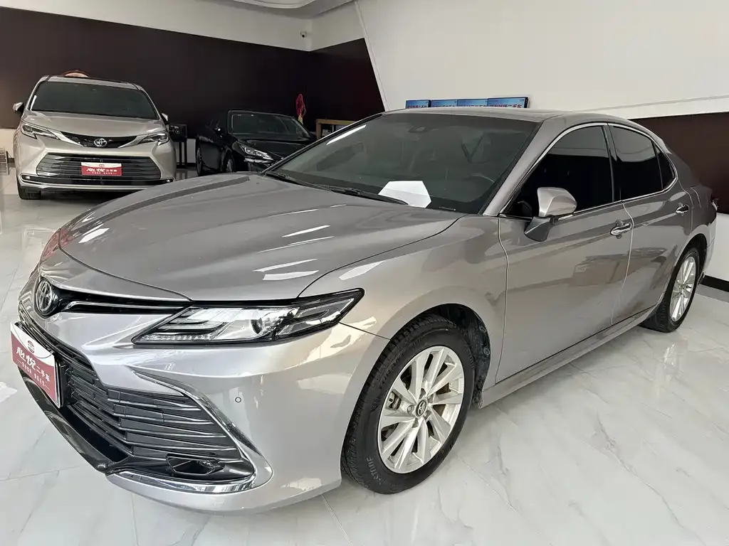 Toyota Camry — фото 1
