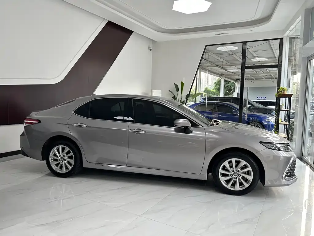 Toyota Camry — фото 5