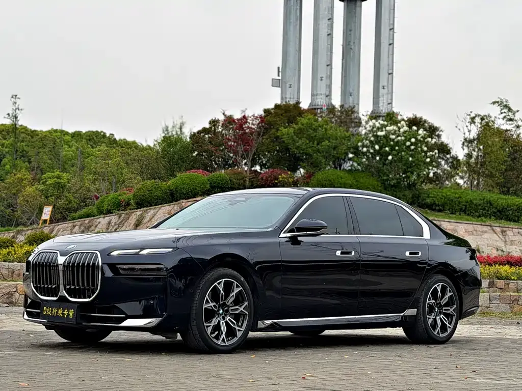 BMW 7 Series — фото 1