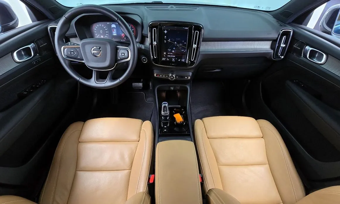 Volvo XC40 — фото 10