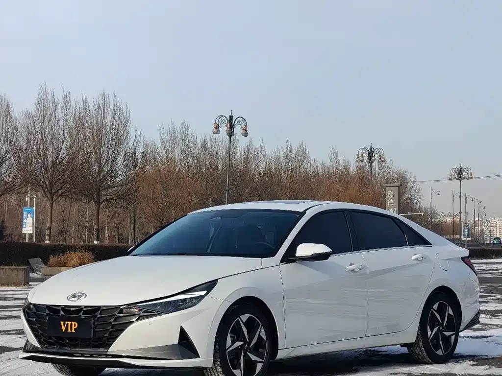 Hyundai Elantra — фото 1
