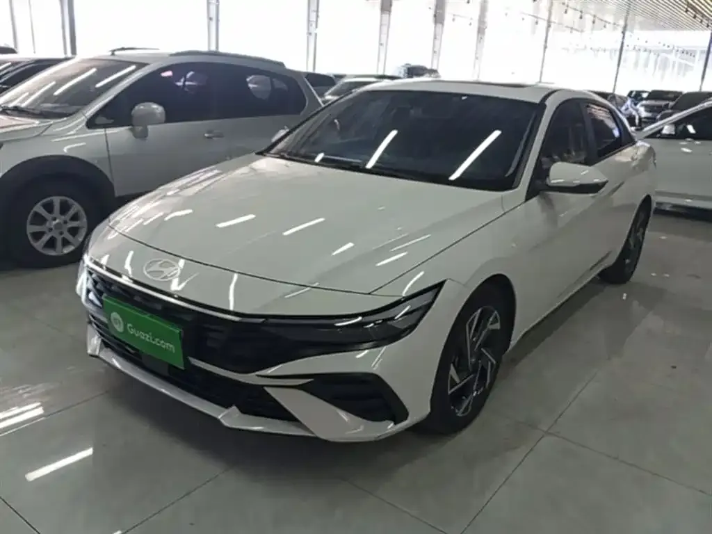 Hyundai Elantra — фото 1