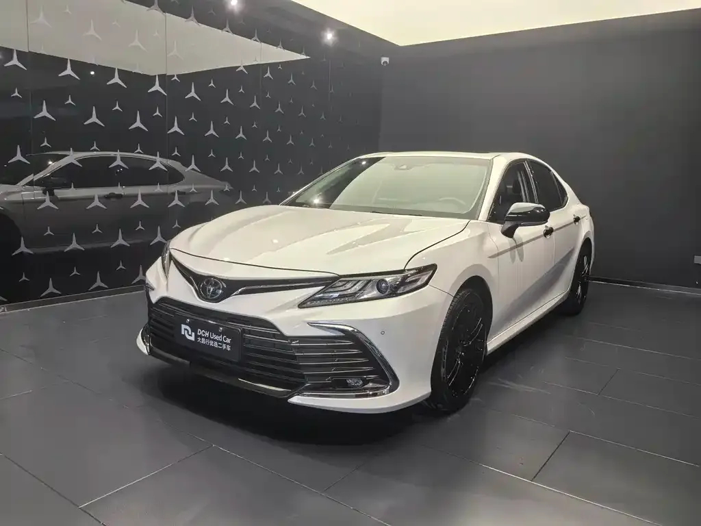 Toyota Camry — фото 1