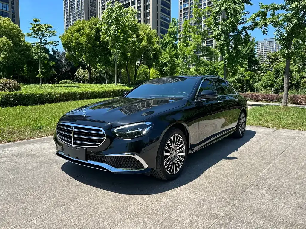 Mercedes-Benz E-Class — фото 1
