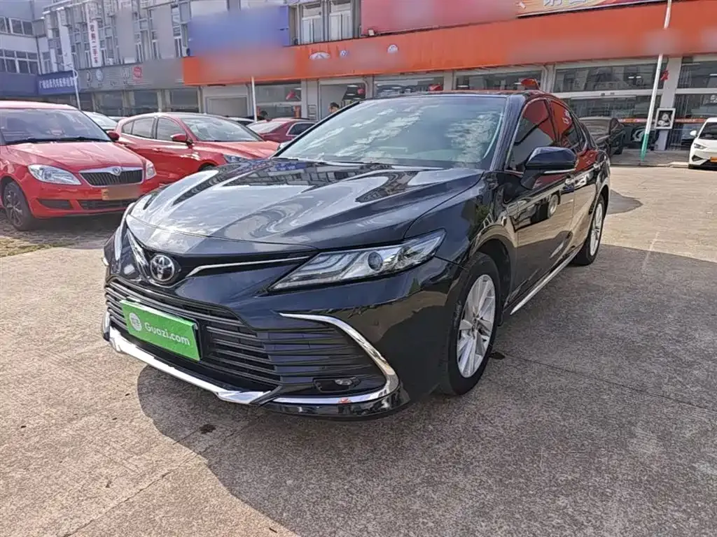 Toyota Camry — фото 1