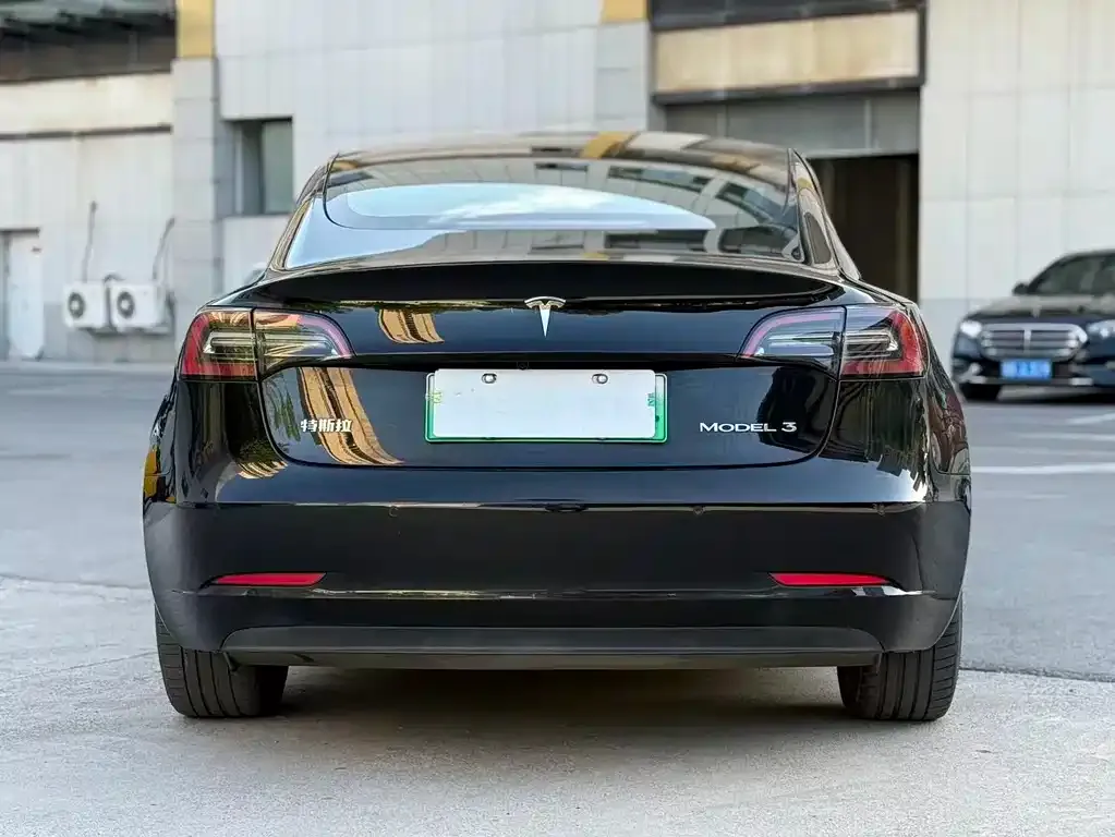 Tesla Model 3 — фото 2