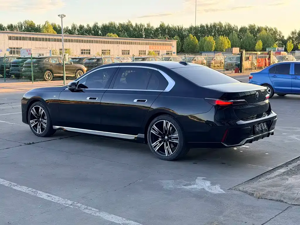 BMW 7 Series — фото 10