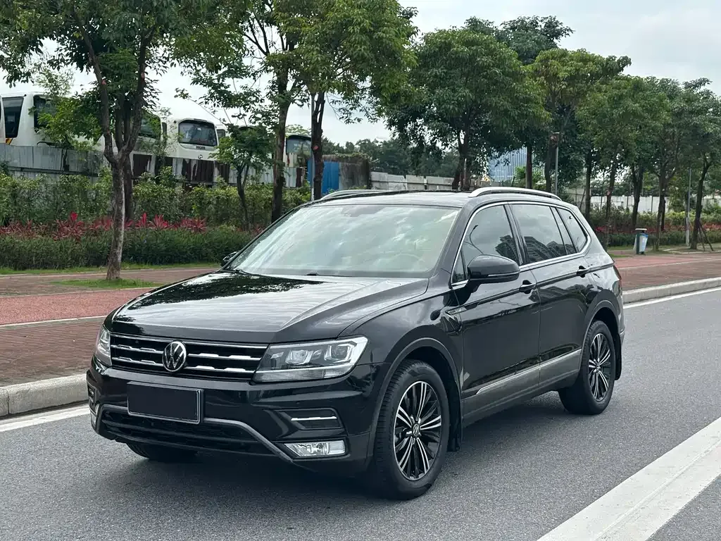 Volkswagen Tiguan L — фото 1