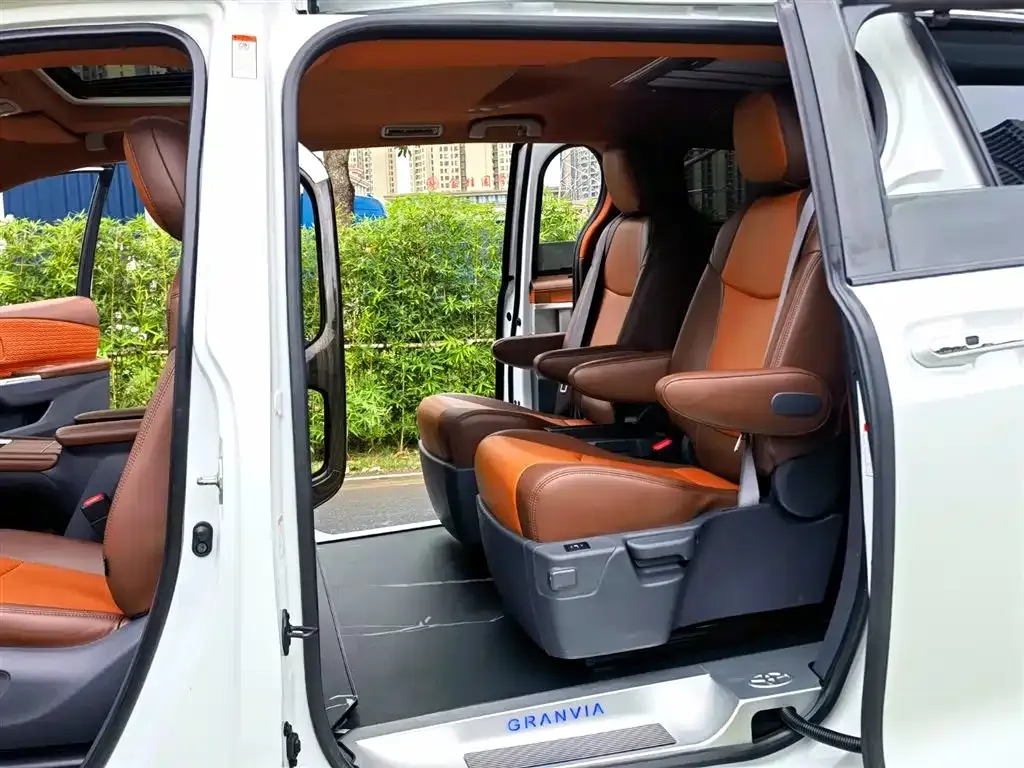 Toyota Granvia — фото 5
