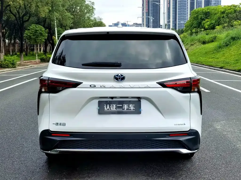 Toyota Granvia — фото 2