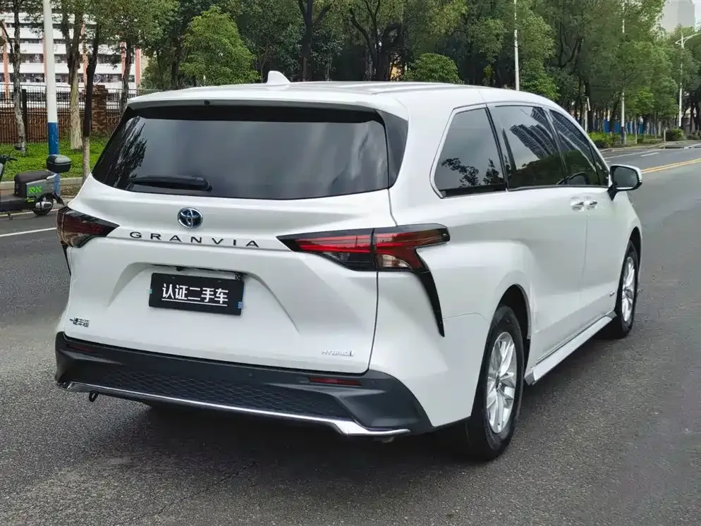 Toyota Granvia — фото 3
