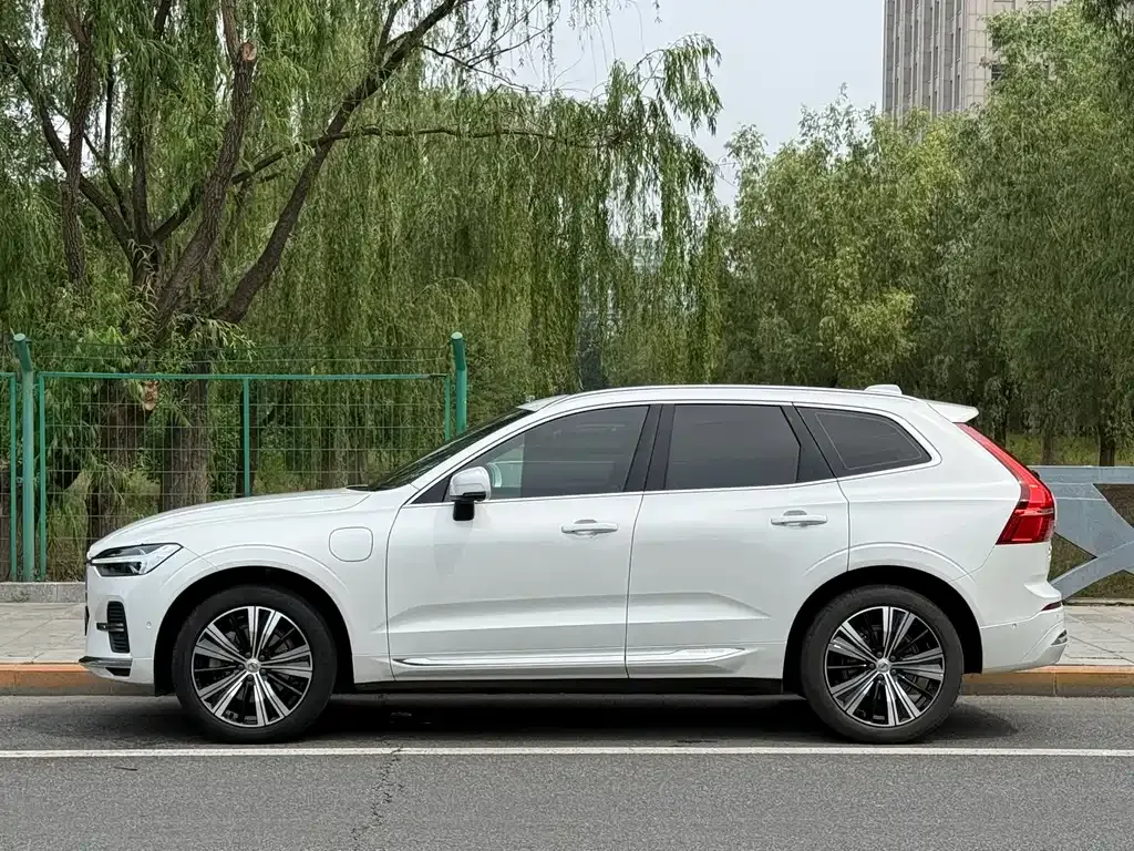 Volvo XC60 PHEV — фото 7