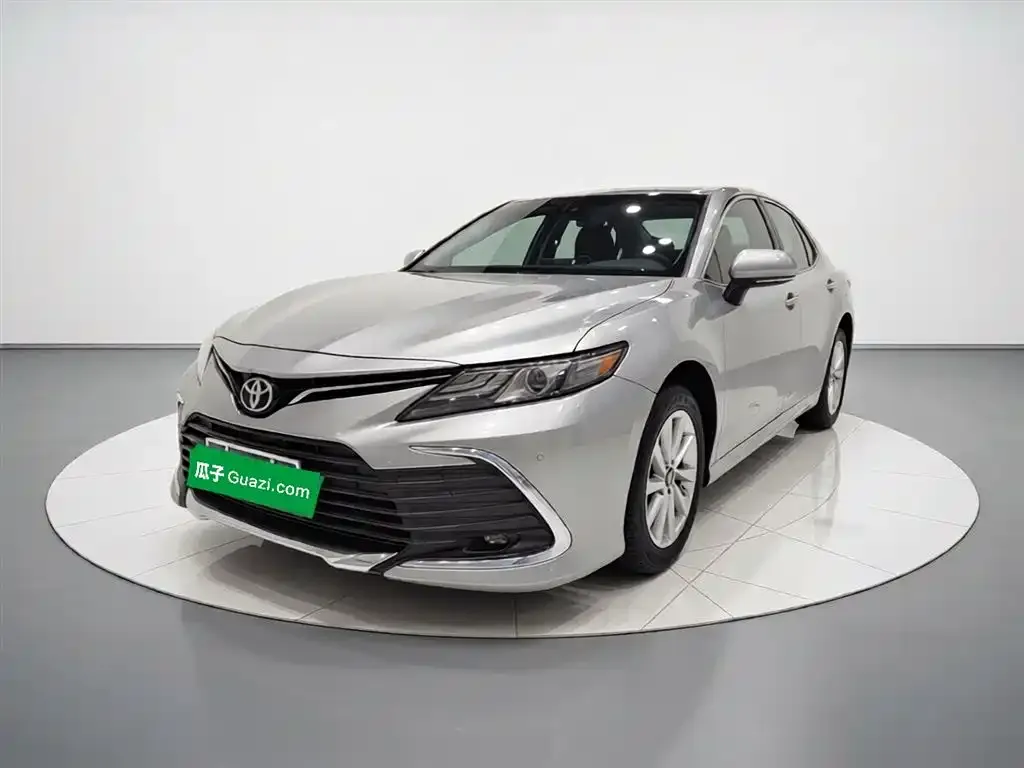 Toyota Camry — фото 1