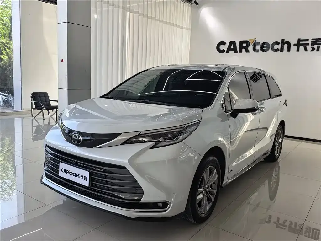 Toyota Sienna — фото 1