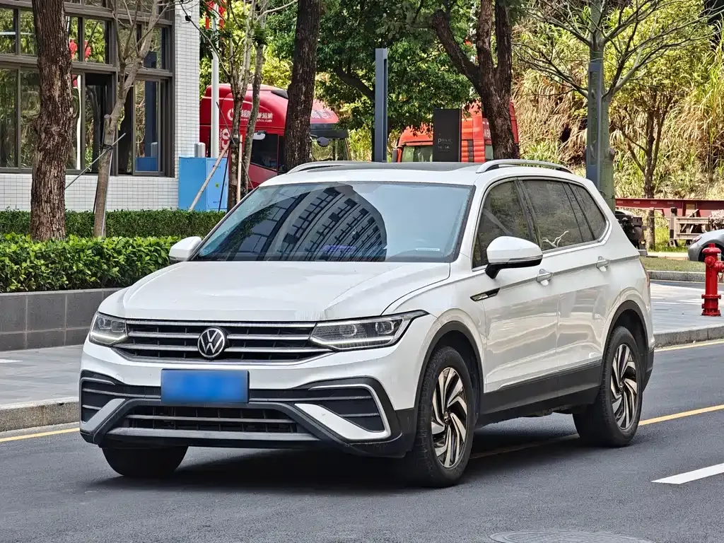 Volkswagen Tiguan L — фото 1