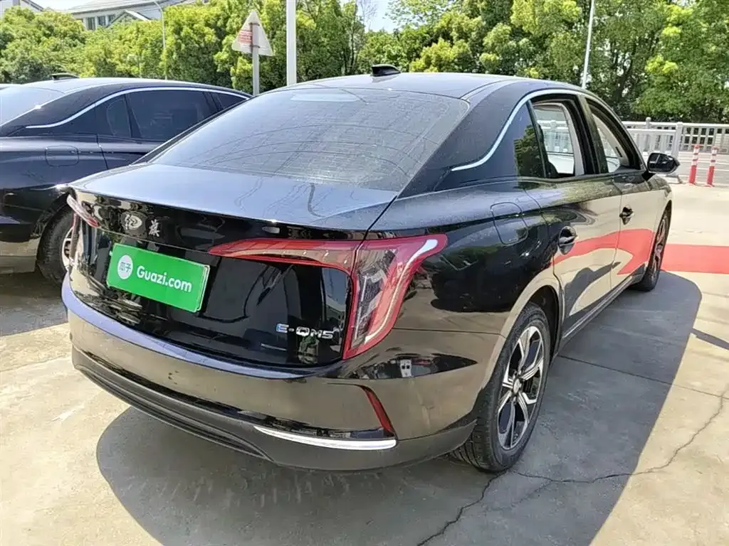Hongqi E-QM5 — фото 8