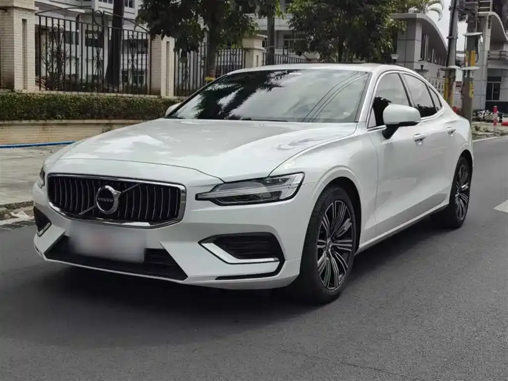 Volvo S60 — фото 1