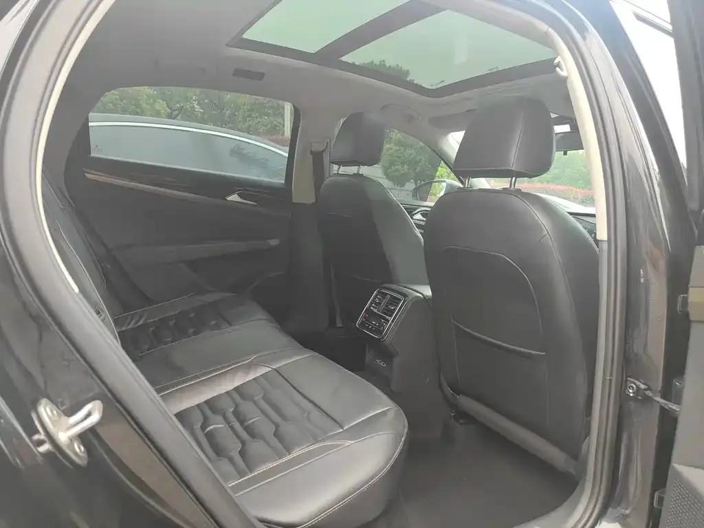 Volkswagen Passat New Energy — фото 2