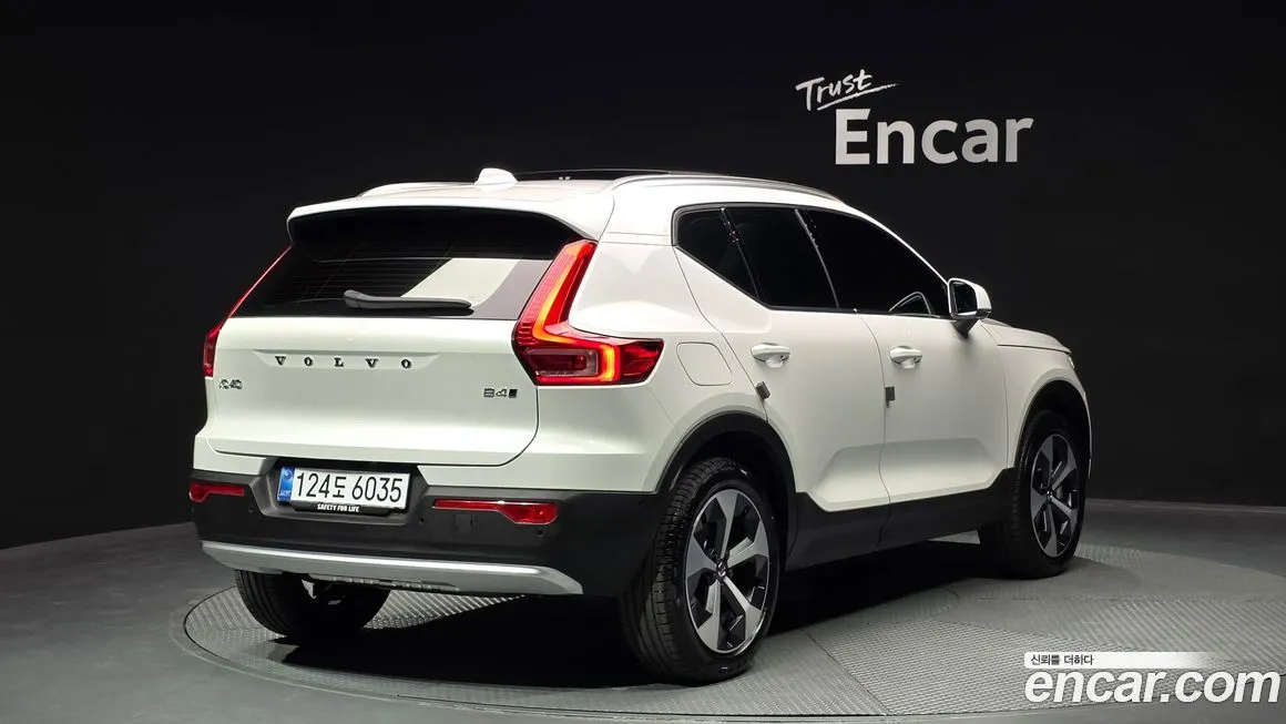 Volvo XC40 — фото 6