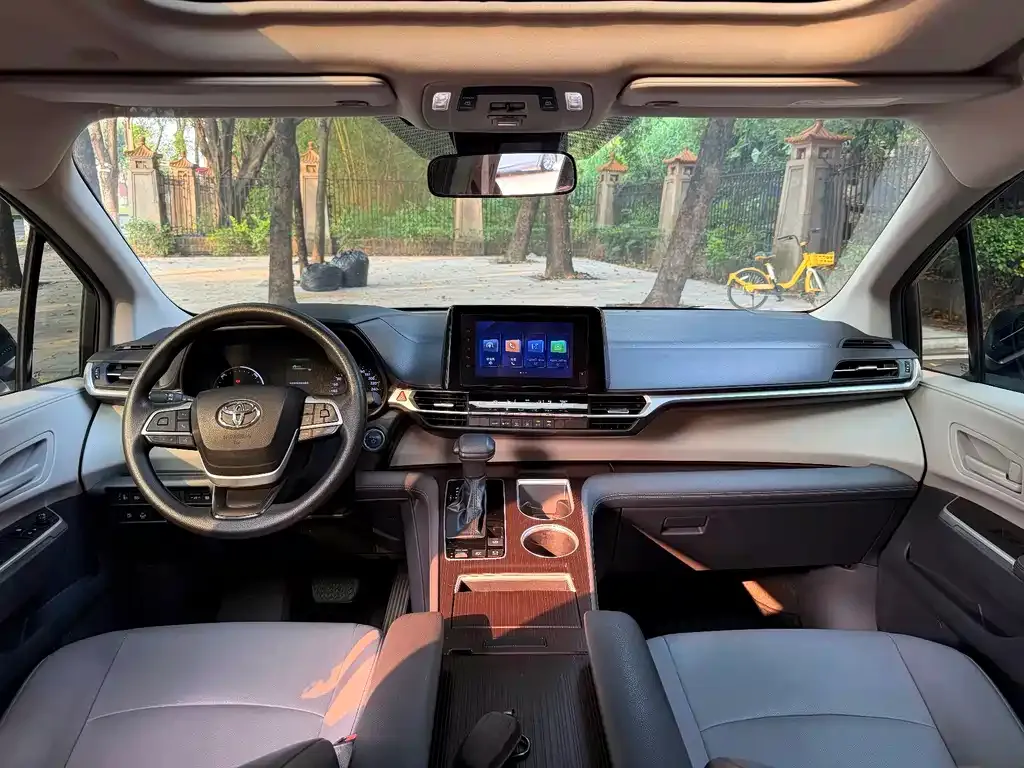 Toyota Granvia — фото 9