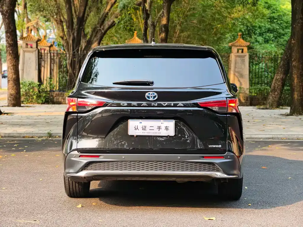 Toyota Granvia — фото 10