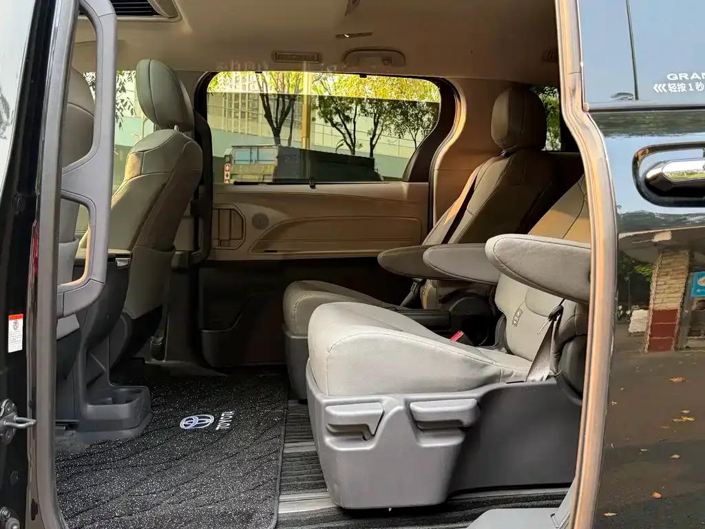 Toyota Granvia — фото 4