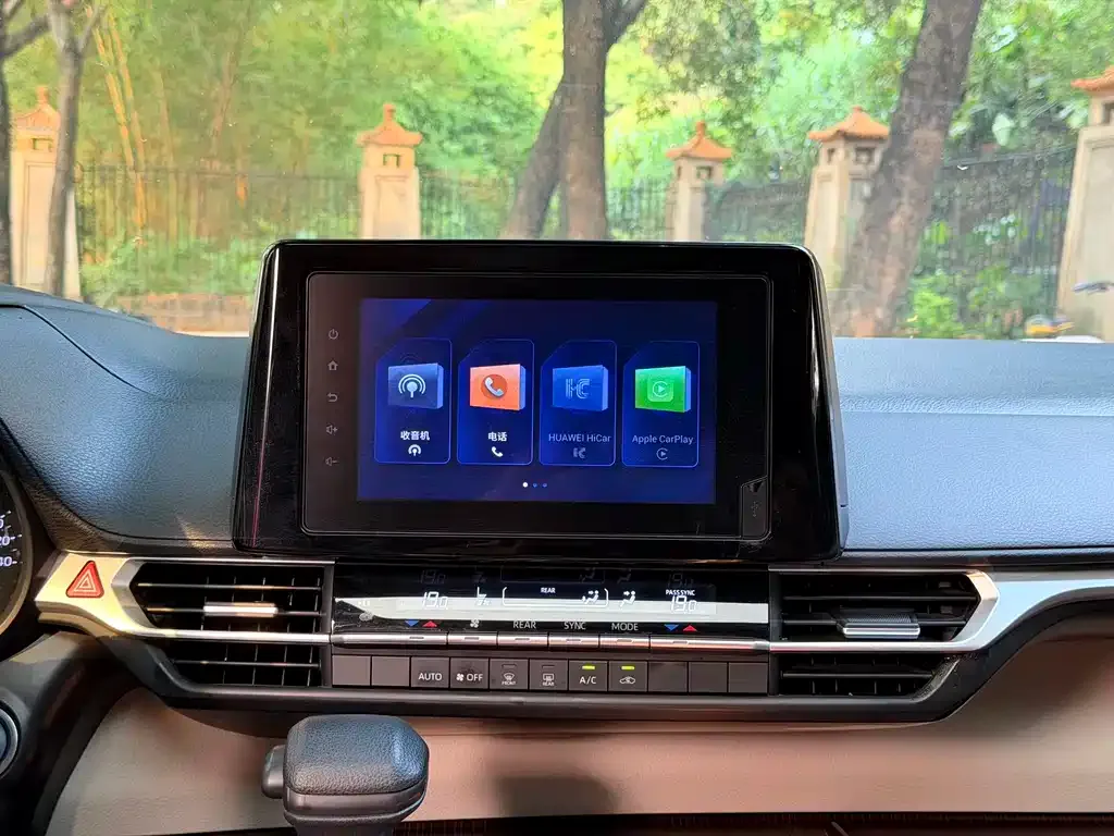 Toyota Granvia — фото 8