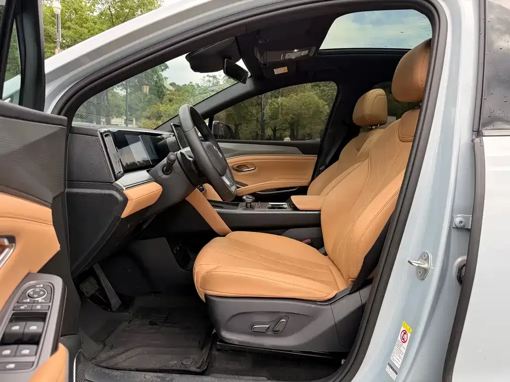 BYD L DM-i — фото 9