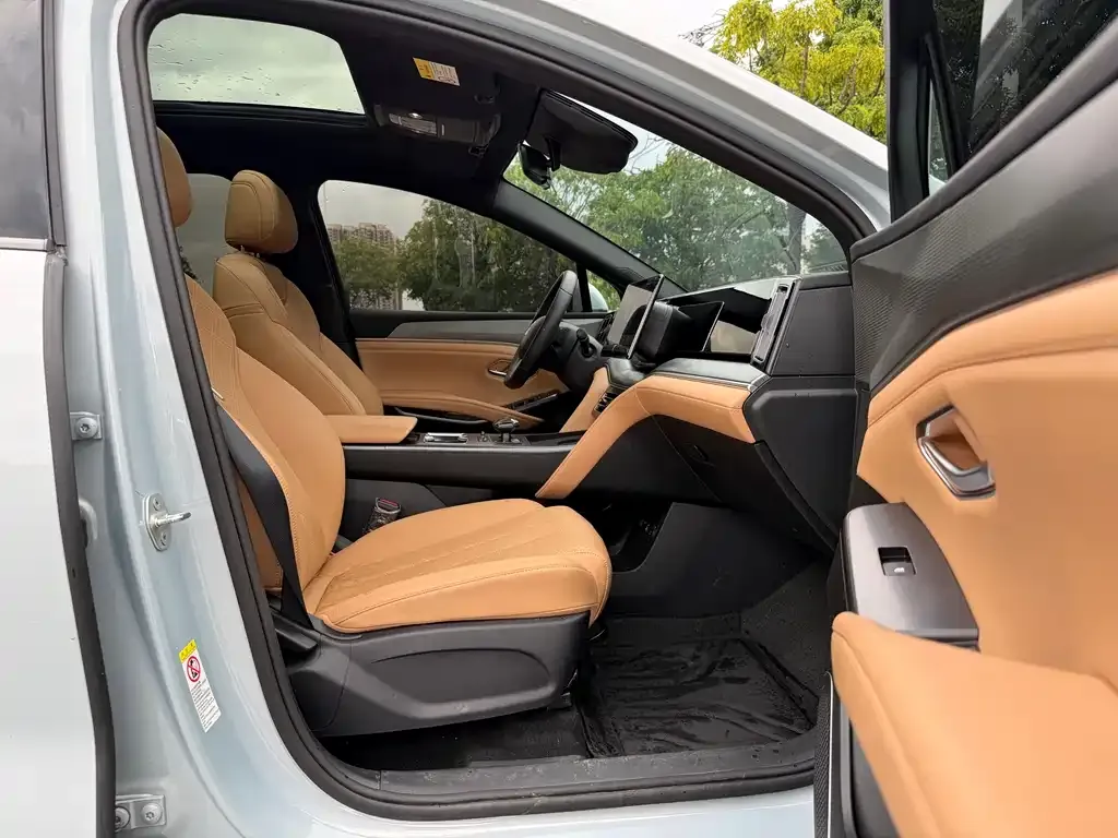 BYD L DM-i — фото 10