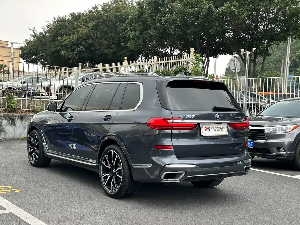 BMW X7 — фото 7