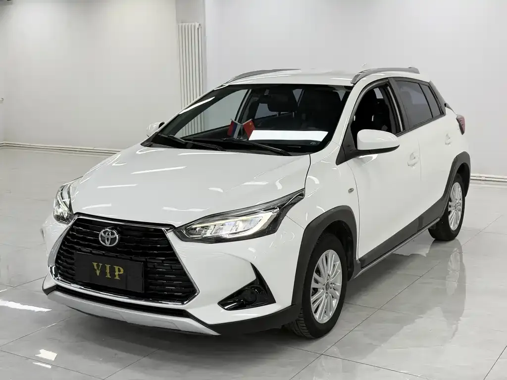 Toyota Yaris L — фото 1