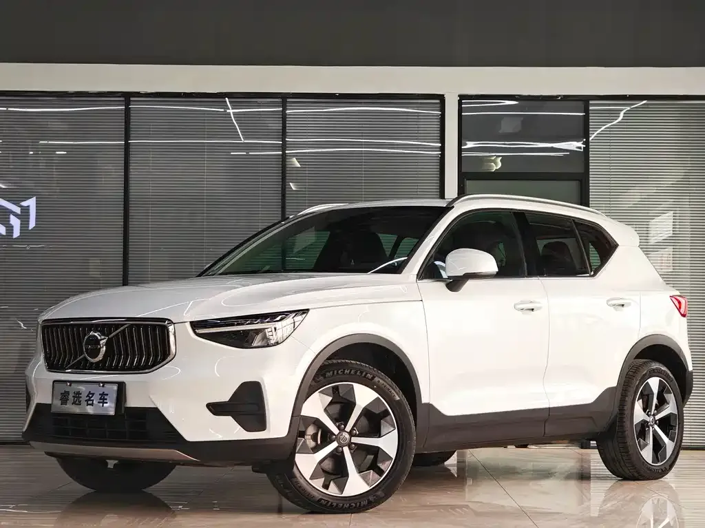 Volvo XC40 — фото 1