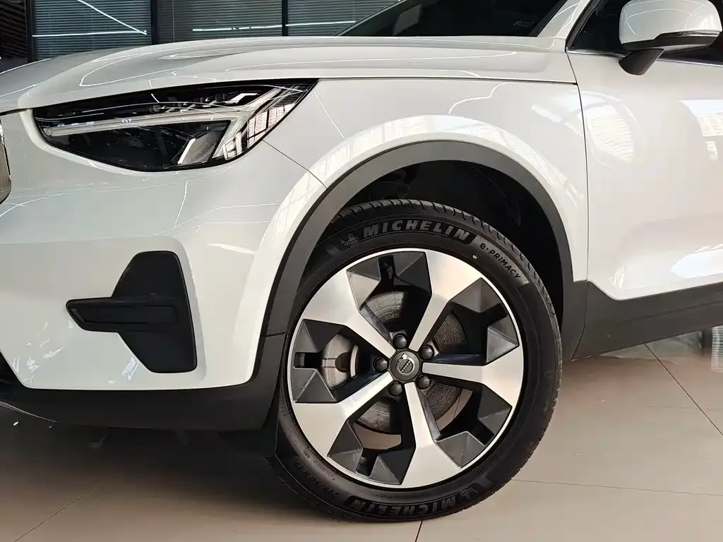 Volvo XC40 — фото 6