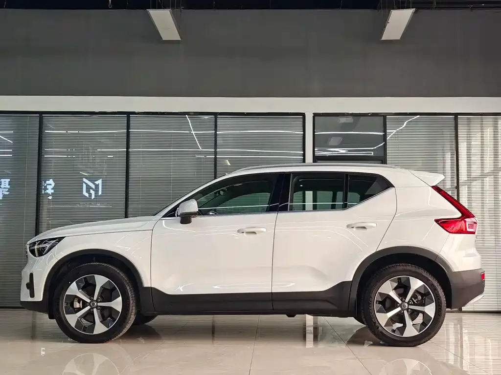 Volvo XC40 — фото 3